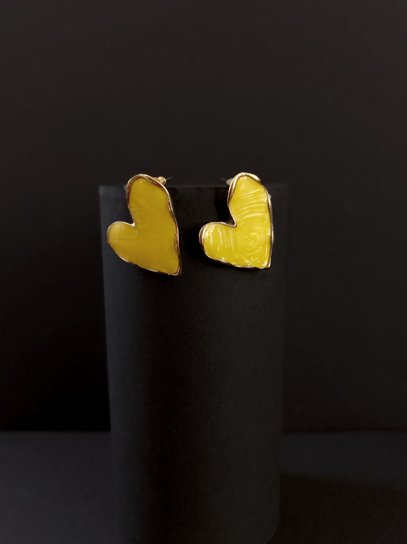 YELLOW STUD CLASSIC EARRINGS
